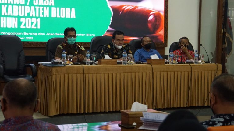 Bupati Arief Rohman saat membuka acara Pembinaan serta Penyuluhan Hukum bagi Pelaku Pengadaan Barang/Jasa Kabupaten Blora yang digelar Bagian Pengadaan Barang Jasa Setda Blora, di Ruang Pertemuan Setda Kabupaten Blora, Selasa (16/11/2021).