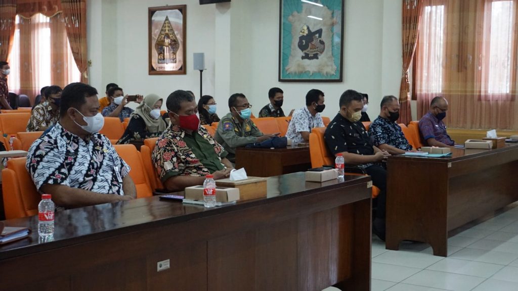 Bupati Arief Rohman saat membuka acara Pembinaan serta Penyuluhan Hukum bagi Pelaku Pengadaan Barang/Jasa Kabupaten Blora yang digelar Bagian Pengadaan Barang Jasa Setda Blora, di Ruang Pertemuan Setda Kabupaten Blora, Selasa (16/11/2021).