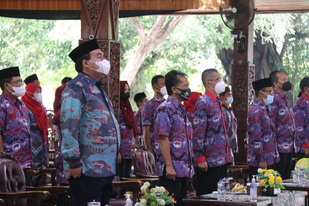 Bupati Blora H. Arief Rohman, S.IP, M.Si menghadiri acara Pelantikan dan Pengukuhan Pengurus Persatuan Perangkat Desa Indonesia (PPDI) Kabupaten Blora Masa Bhakti 2021-2026 yang digelar di Pendopo Bupati Blora, Sabtu (20/11).