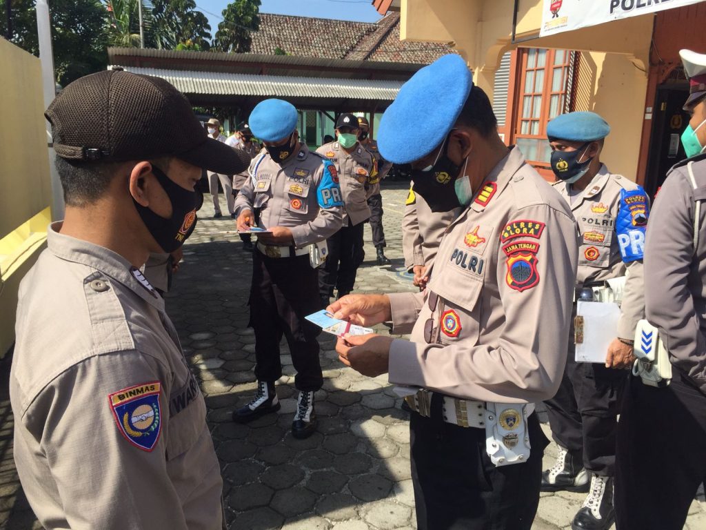 Sipropam Polres Blora saat melakukan pemeriksaan dari kelengkapan surat-surat, kerapihan penampilan, pengecekan senjata api, serta kedisiplinan para anggota, pada Rabu (03/11).