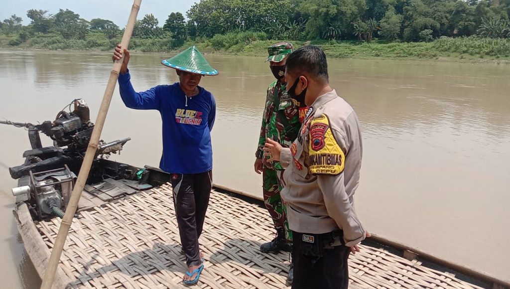 Anggota Polsek dan Koramil menyambangi warga di kawasan bantaran sungai Bengawan Solo di wilayah desa Sumberpitu, pada Kamis (04/11).