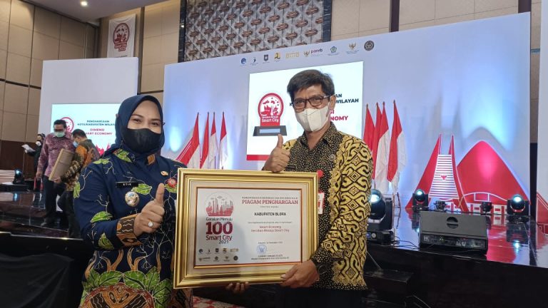 Wakil Bupati Tri Yuli Setyowati, ST, MM bersama Kadinkominfo Pratikto Nugroho, S.Sos, MM saat menerima penghargaan dari Kemenkominfo RI, ICE BSD City, Tangerang, pada Selasa (14/12).