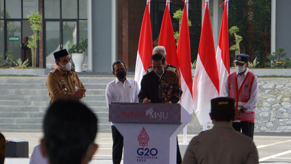 Presiden Joko Widodo didampingi Ibu Iriana Jokowi meresmikan Bandara Ngloram di Blora, dan dihadiri Menhub Budi Karya Sumadi, Gubernur Jateng Ganjar Pranowo, Bupati Bojonegoro Anna Muawanah, Bupati Grobogan Sri Sumarni dan Bupati Blora Arief Rohman, pada Jumat (17/12).