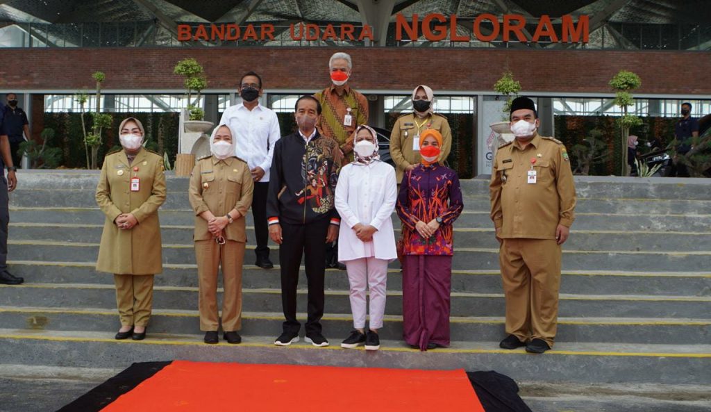 Presiden Joko Widodo didampingi Ibu Iriana Jokowi meresmikan Bandara Ngloram di Blora, dan dihadiri Menhub Budi Karya Sumadi, Gubernur Jateng Ganjar Pranowo, Bupati Bojonegoro Anna Muawanah, Bupati Grobogan Sri Sumarni dan Bupati Blora Arief Rohman, pada Jumat (17/12).