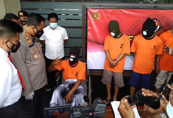 Empat pelaku terancam pidana penjara seumur hidup atau penjara selama - lamanya 20 tahun.