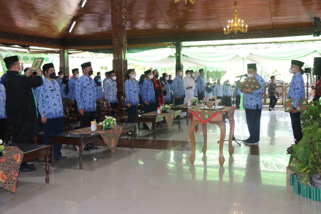 Bupati H. Arief Rohman, S.IP, M.Si, saat melantik dan mengambil sumpah 176 pejabat di Pendopo Rumdin Bupati, pada Jumat (7/1/2022).