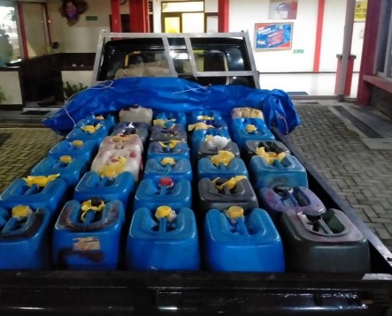 "Tersangka kita amankan berikut barang bukti 735 liter miras yang diangkut dalam kendaraan Pick Up bak terbuka," ucap Kasatresnarkoba Polres Blora, Minggu (23/1/2022).