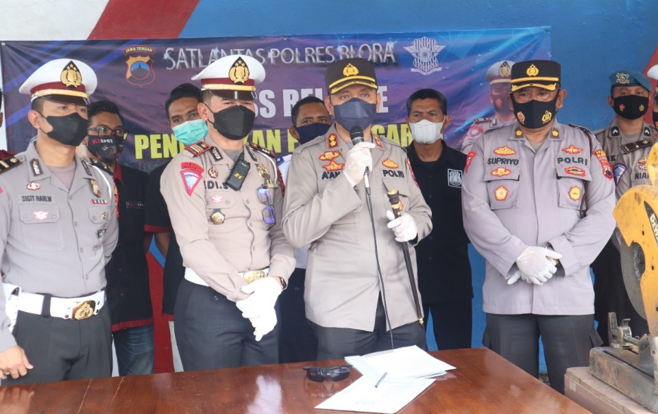 Konferensi Pers dipimpin langsung oleh Kapolres Blora AKBP Aan Hardiansyah,SH,MH didampingi oleh Kabag Ops Kompol Supriyo,S.Sos,M.Si Kasat Lantas AKP Edi Sukamto,SH,MH, Kaur Bin Ops Iptu Yogo, Kanit Kamsel Ipda Sigit, Kanit Gakkum Ipda Niam.