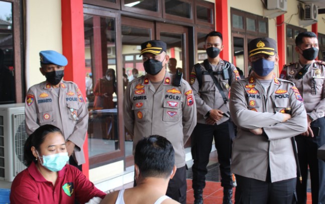 Kapolres Blora Aan Hardiansyah,SH,MH, saat memantau vaksinasi Covid-19 dosis ketiga (Vaksin Booster /penguat) di halaman belakang Mapolres Blora, pada Senin (24/1/2022).
