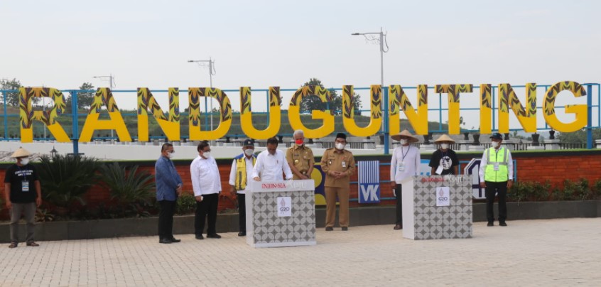 Presiden Republik Indonesia, Ir. Joko Widodo (Jokowi) meresmikan salah satu proyek nasional Bendungan Randugunting di Desa Kalinanas Kecamatan Japah Kabupaten Blora Jawa Tengah, pada Rabu (5/1/2022).