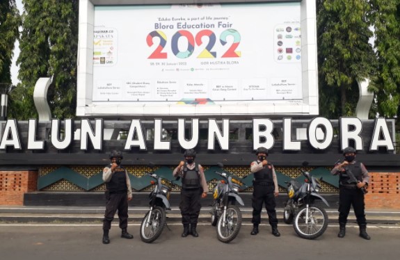 Sat Samapta Polres Blora Polda Jawa Tengah saat patroli di kawasan Alun Alun Kabupaten Blora, pada Kamis (03/2).