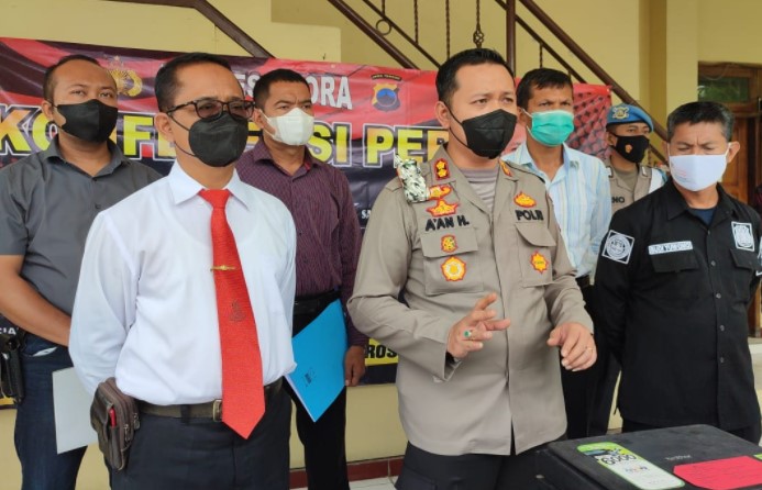 Kapolres Blora AKBP Aan Hardiansyah,SH,MH saat konferensi pers didampingi Kasat Reskrim AKP Setiyanto,SH,MH, Kasi Humas Polres Blora AKP Budi Yuwono, di halaman belakang Mapolres Blora, Selasa (15/2/2022).