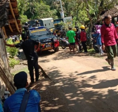 Sejumlah 250 petugas gabungan TNI, Polri dan Satpol mendampingi sekitar 70 petugas BPN saat pengukuran lahan untuk dibebaskan pembangunan proyek Bendungan Bener di Purworejo Jawa Tengah, Selasa (8/2) pagi.