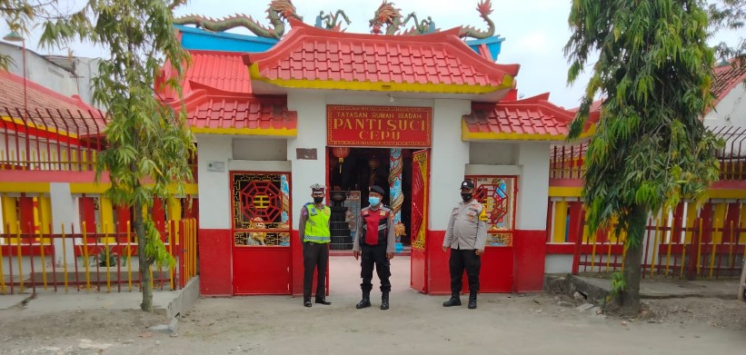 Anggota Polsek Cepu Polres Blora saat patroli di rumah ibadah Klenteng Panti Suci Cepu, pada Selasa (01/2/).