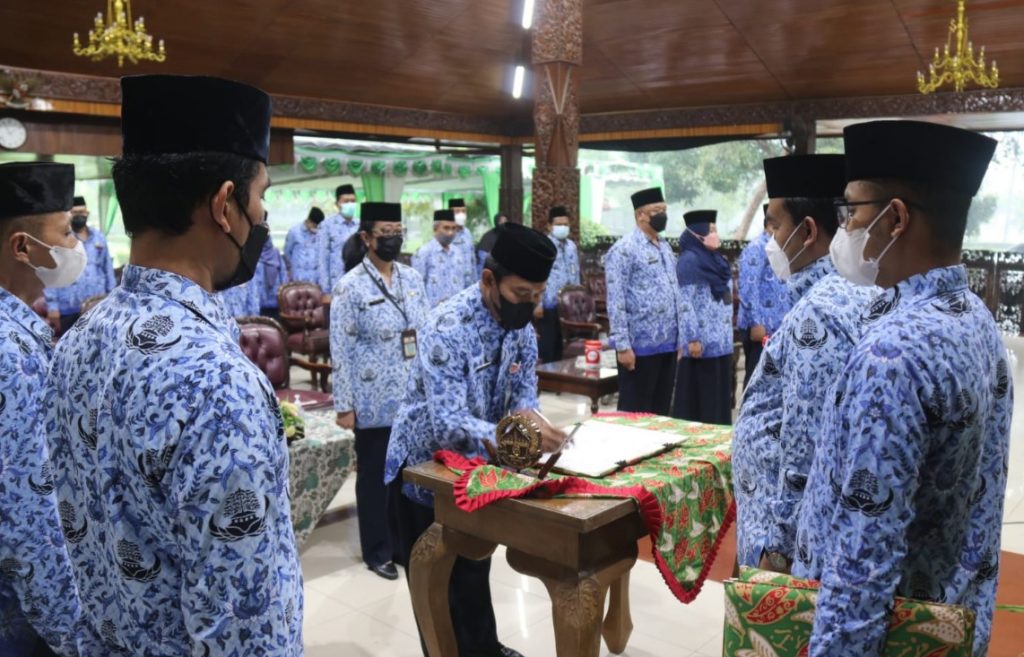 Acara pelantikan dan pengambilan sumpah jabatan 8 SKPD dihadiri pula Wakil Bupati Tri Yuli Setyowati ST, MM, Sekda Blora Komang Gede Irawadi, SE, M.Si, Kepala BKD Drs. Heru Eko Wiyono, M.Si, jajaran camat se Kabupaten Blora.