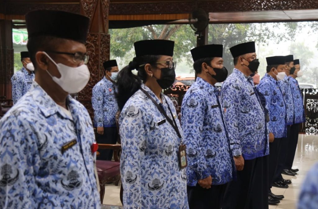 Acara pelantikan dan pengambilan sumpah jabatan, Bupati H. Arief Rohman,S.IP, M.Si berharap kepada dinas baru segera melakukan gebrakan dan berinovasi dalam menjalankan roda pembangunan dan pelayanan kepada masyarakat.