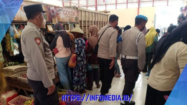 Polres Blora beserta Polsek di 16 Kecamatan menggencarkan patroli ke pasar tradisional. Seperti yang dilakukan oleh Polsek Banjarejo, Rabu, (16/03/2022). Satu regu patroli nampak patroli berkeliling di Pasar Rakyat Banjarejo.