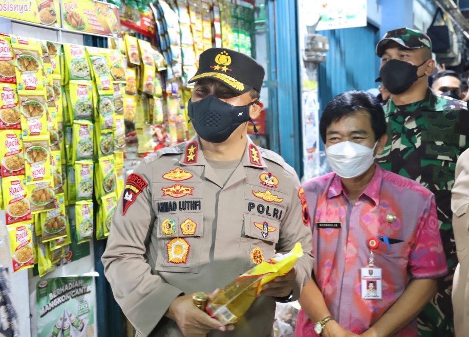 Kapolda Jateng didampingi para pejabat utama, Forkompinda Kota Semarang sidak di PT Berkah Emas Sumber Terang (BEST), Indogrosir dan Pasar Bulu Semarang Selatan, Selasa (29/3/2022).