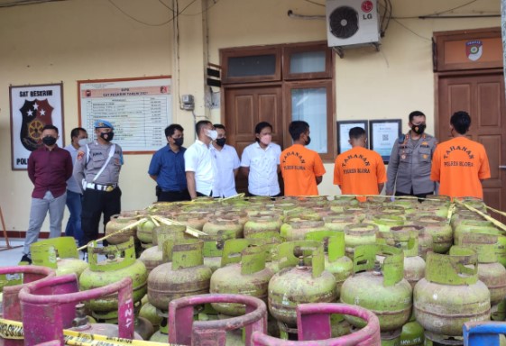 Dari penggerebekan, Polres Blora berhasil mengamankan tiga karyawan beserta barang bukti ratusan tabung gas baik 3 kilo maupun 12 kilo, pada Senin (28/3).
