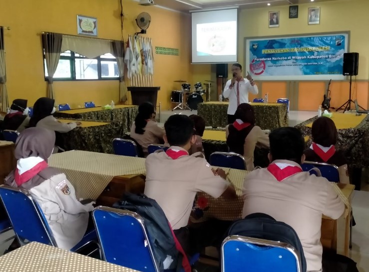 Satresnarkoba Polres Blora saat memberikan pemahaman kepada para pelajar di SMA Negeri 1 Ngawen Kabupaten Blora, Jumat (11/03).