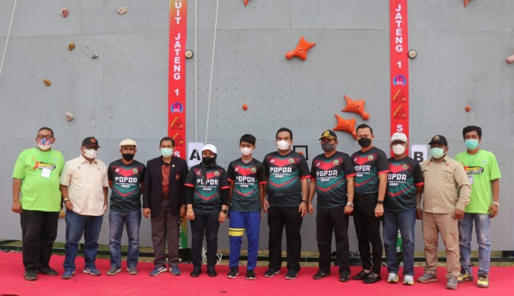 Bupati Resmikan Wall Climbing dan Buka Sirkuit Panjat Tebing Jateng Seri I di Blora