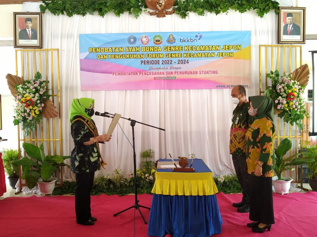 Bunda Genre Kabupaten Blora Hj. Ainia Shalichah, SH, M.Pd.AUD, M.Pd.BI, saat melantik Camat Jepon Suharto, SE, SH, M.HUM,dan Ketua Tim Penggerak PKK Kecamatan Jepon, Selasa (22/3/2022) di Pendopo Kecamatan Jepon.