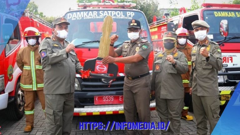 Bupati Blora, H. Arief Rohman, S.IP, M.Si, dan Wakil Bupati secara simbolis dengan memberikan replika kunci di depan armada Damkar kepada Camat Randublatung, dan Camat Ngawen, pada hari Jumat (1/4/2022).
