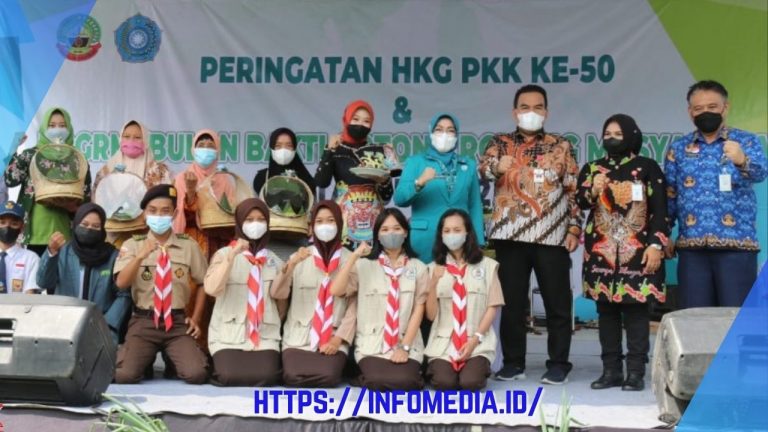 Peringatan Hari Kesatuan Gerak PKK ke 50 tingkat Kabupaten Blora, yang dirangkaikan dengan Bulan Bakti Gotong Royong Masyarakat (BBGRM) Tahun 2022 berlangsung meriah sesuai protokol kesehatan, di Alun-alun Blora, Jumat (1/4/2022).