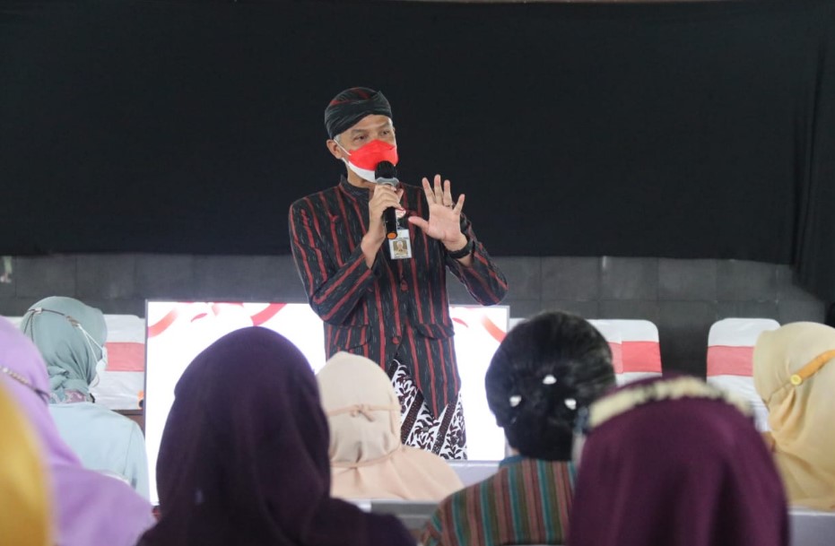 Gubernur Jawa Tengah Ganjar Pranowo, SH, M.IP, dan Siti Atikoh Ganjar Pranowo saat menghadiri peringatan Hari Kartini 2022 di Pendopo Kabupaten Magelang, Kamis (21/4/2022).