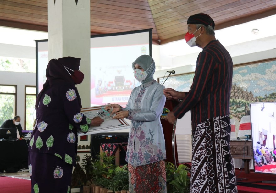 Marjati sosok perempuan inspiratif dari Blora saat menerima penghargaan dari Gubernur Jateng, Ganjar Pranowo, pada Kamis (21/4/2022), di Pendopo Kabupaten Magelang.