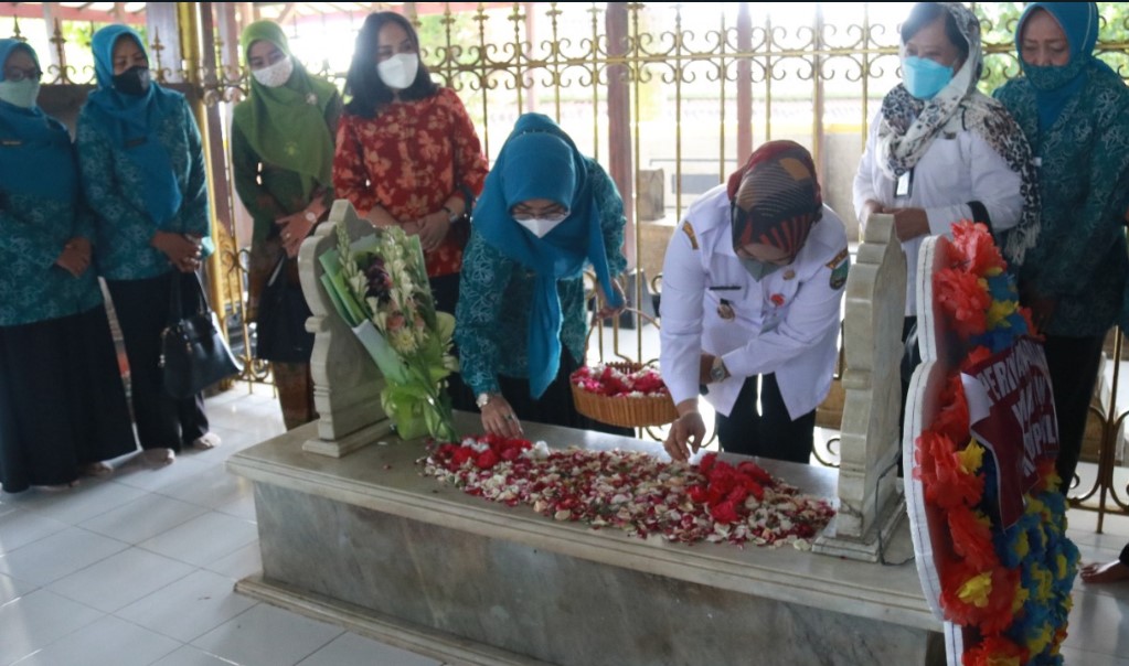 Menyambut Hari Kartini, Tim Penggerak PKK Blora, melakukan kegiatan ziarah ke Makam Raden Ajeng Kartini, pada Rabu (20/4/2022).