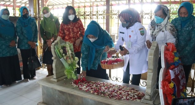 Ziarah di Makam Raden Ajeng Kartini, di Kecamatan Bulu, Rembang, pada Rabu (20/4/2022).
