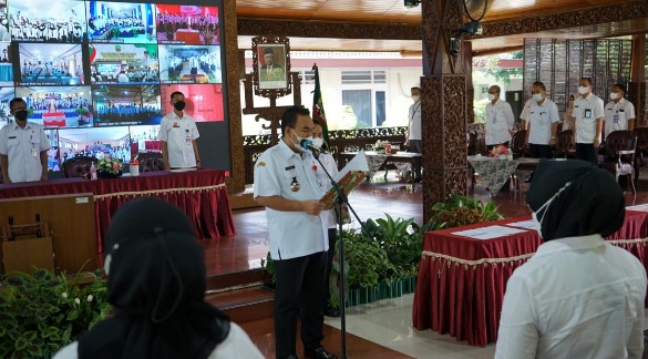 Bupati H. Arief Rohman, S.IP., M.Si., saat melantik 753 Formasi Guru di di Pendopo Rumah Dinas Bupati, Rabu (20/4/2022).