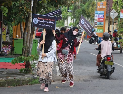 Berkostum Kartini, Siswa SMAN 1 Blora Bagikan Takjil Berbuka Puasa