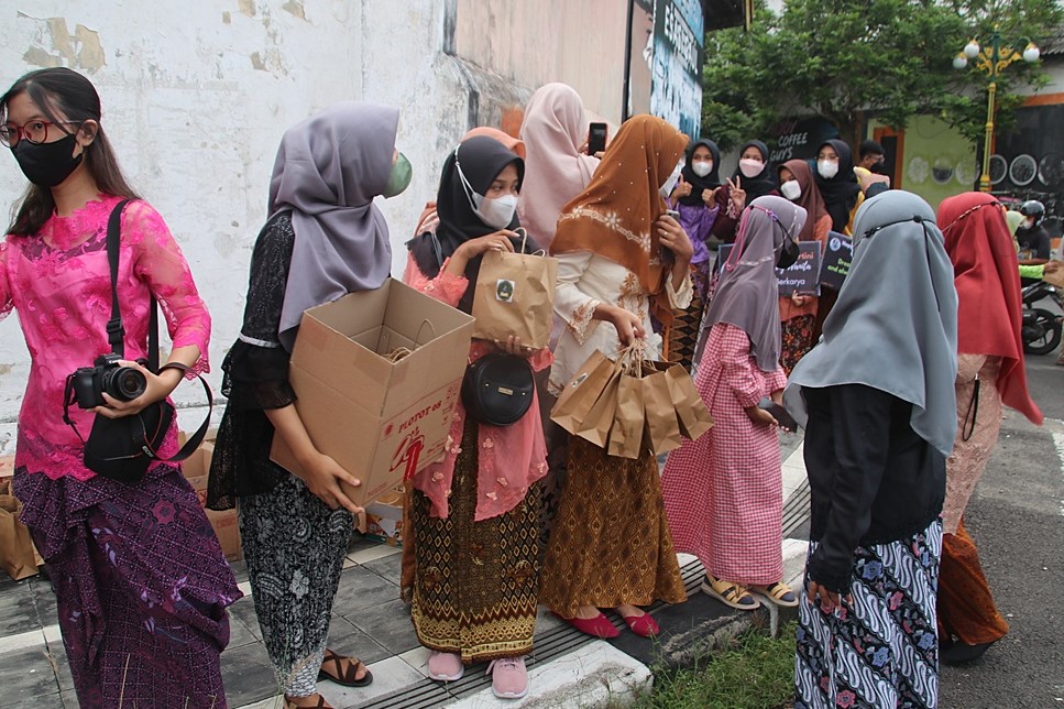 Takjil dibagikan perwakilan siswa kelas X dan XI di simpang empat Jalan Tentara Pelajar Blora atau lebih kurang 100 meter ke selatan dari lokasi SMAN 1 Blora, sekitar pukul 16.00 WIB.