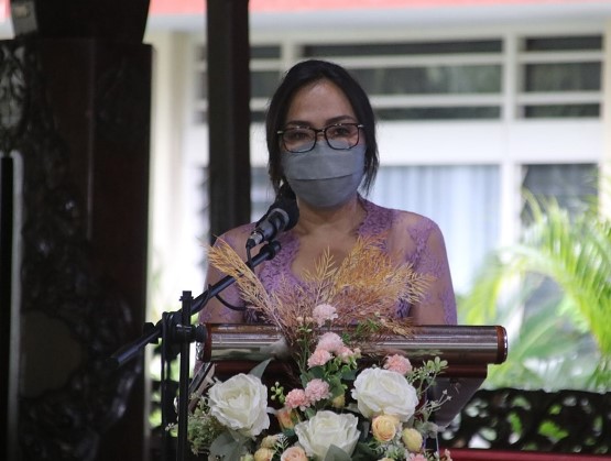 Ketua DWP Kabupaten Blora, Ratnasari Irawadi saat memberikan sambutan peringatan Hari Kartini ke-143 tahun 2022 di Pendopo Rumah Dinas Bupati, Kamis (21/4/2022).