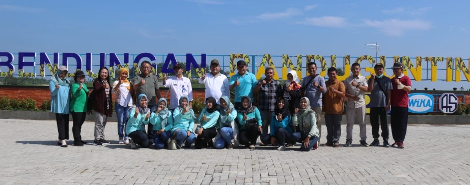 Bupati H. Arief Rohman, S.IP., M.Si didampingi Sekda Komang Gede Irawadi, SE., M.Si, Kepala DP4 Blora, drh. R. Gundala Wijasena, M.P, dan Perwakilan BBWS Pemali Juana, Hendrawati di Bendungan Randugunting, Sabtu (2/4/2022).