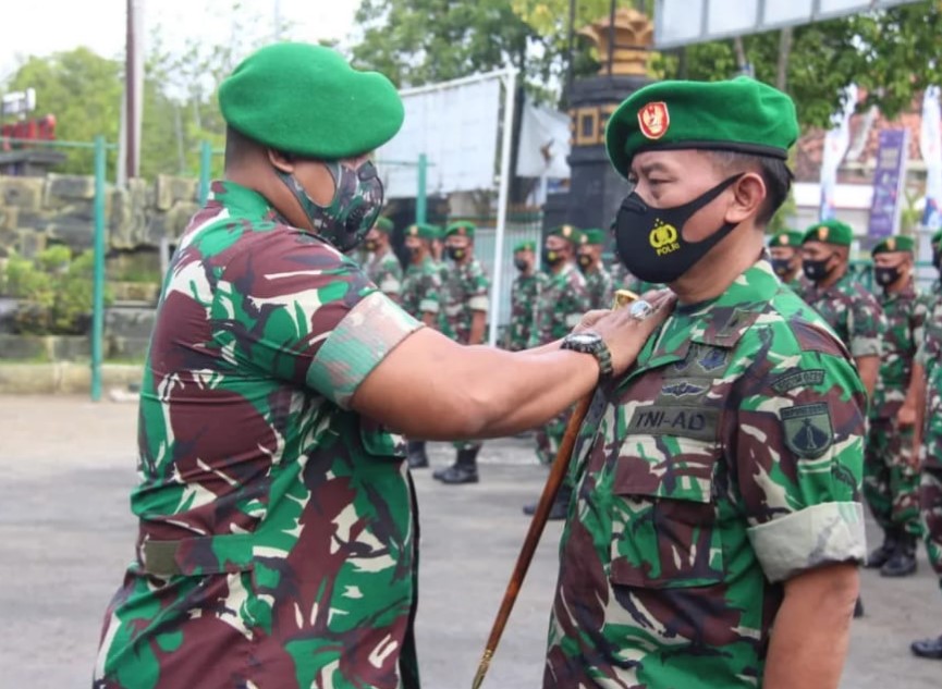Dandim 0721/Blora Letkol Inf Andy Soelistyo Kurniawan Putro, S.Sos., M.Tr (Han) memimpin upacara korps raport kenaikan pangkat periode 1 April 2022 anggota Kodim 0721/Blora, di lapangan Makodim, Jumat (01/4/2022).