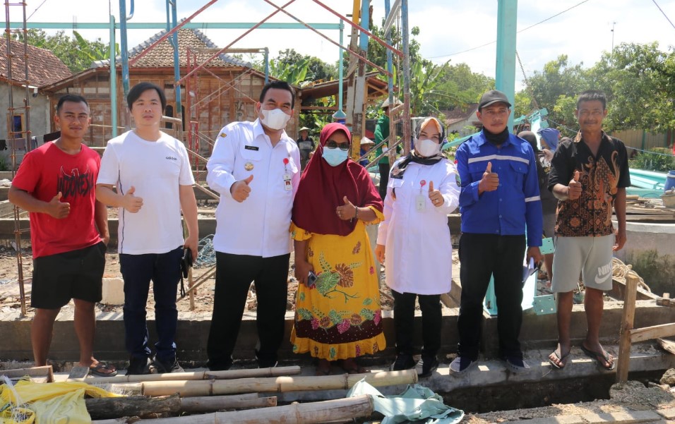 PEMBANGUNAN RUMAH PRATAMA ARHAN DIMULAI, BUPATI TURUT MENGAWAL