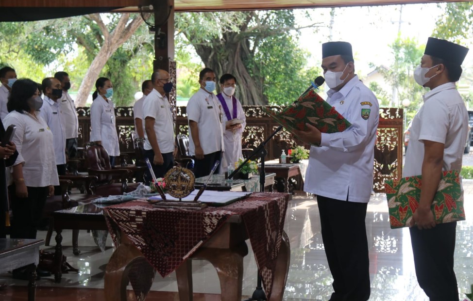 76 pejabat administrator dan jabatan pengawas di lingkungan Pemerintah Kabupaten Blora, di Pendopo Bupati Blora, pada Rabu (6/4).