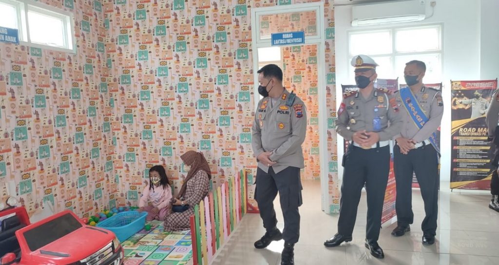 Tak hanya itu, Kapolres juga sempat berdialog atau berkomunikasi langsung dengan pemohon SIM sambil menanyakan terkait pelayanan pembuatan SIM.