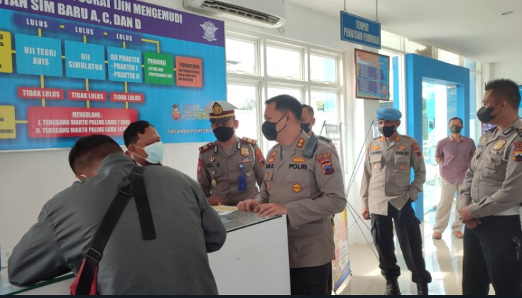Selain kualitas pelayanan, Kapolres AKBP Aan Hardiansyah,SH,MH juga memantau penerapan protokol kesehatan yang ada, di Kantor Satpas SIM Satlantas Polres Blora, Rabu (06/4).