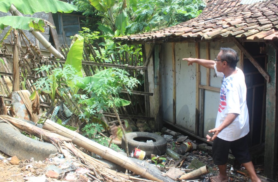 Kondisi rumah Muchamad Amin yang memperhatinkan akibat abrasi Sungai Lusi, pada Rabu (6/4).