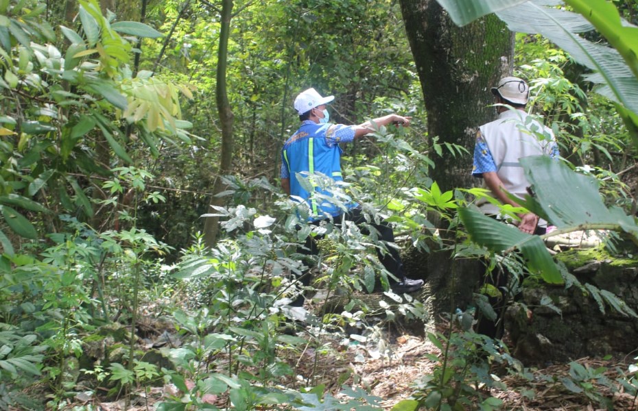 Kabid SDA DPUPR Blora saat meninjau bantaran Sungai Lusi di desa Buluroto, Kamis (07/4).