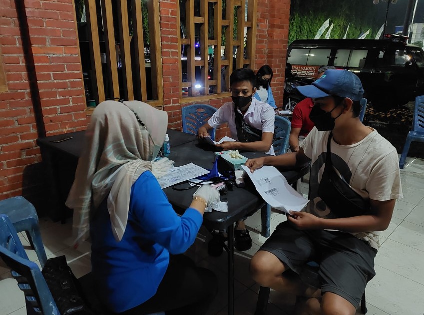 Polres Blora melalui Sidokkes membuka gerai vaksin malam saat Ramadan di Alun Alun Blora, Jumat (08/4).