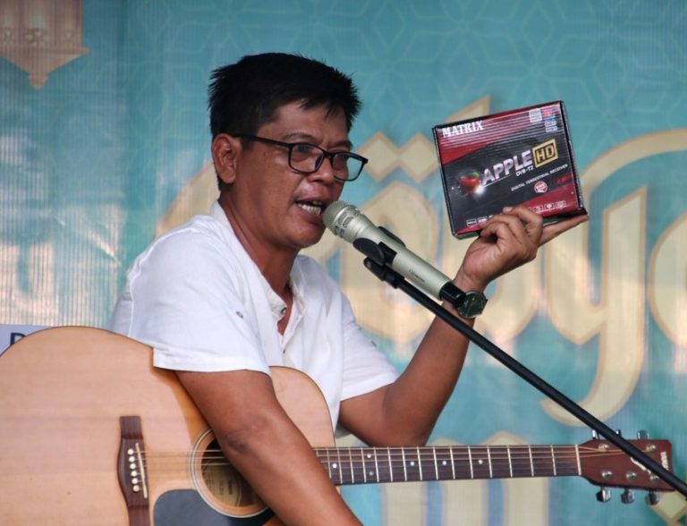 Kepala Dinas Komunikasi dan Infomatika (Dinkominfo) Kabupaten Blora, Pratikto Nugroho saat mensosialisasikan program Analog Switch Off (ASO), di Alun – Alun Blora, Rabu (13/4).