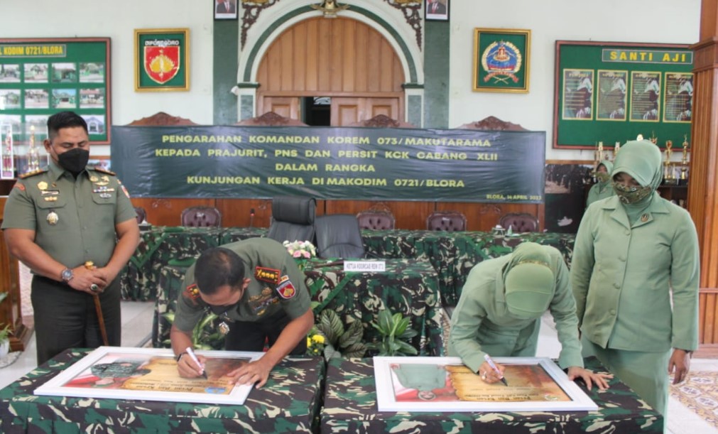 Danrem 073/MKT Kolonel Arm Putranto Gatot Sri Handoyo beserta istri saat menorehkan pesan dan kesan diatas kanvas sebagai motivasi untuk seluruh anggota di Kodim Blora, Kamis (14/4).