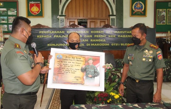 Danrem 073/MKT bersama Dandim 0721/Blora Letkol Inf Andy Soelistyo, di Makodim 0721/Blora, Kamis (14/4).