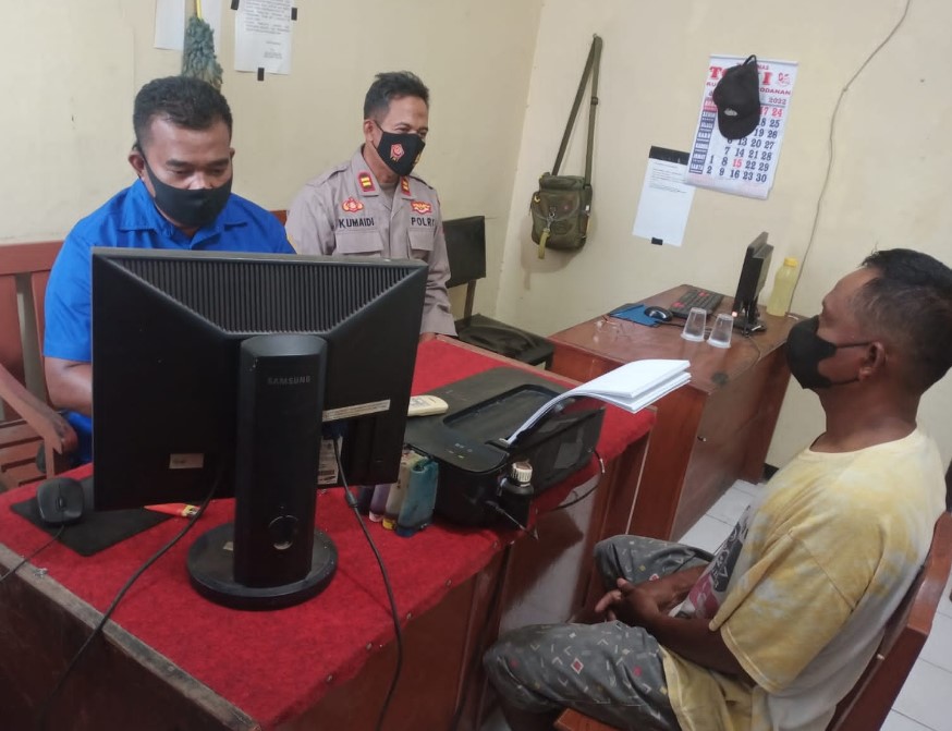 Selain mengamankan tersangka petugas juga berhasil mengamankan barang bukti berupa Hand Phone merk Oppo warna biru hasil kejahatannya.