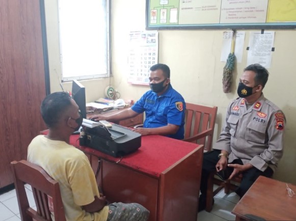 Petugas gabungan saat mengamankan S (53) warga kecamatan Kunduran, pada Rabu (13/4/2022).